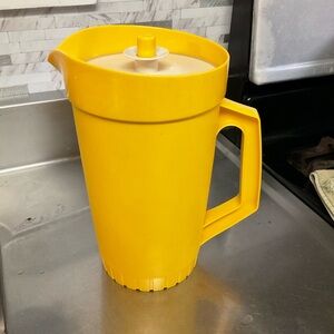 Vintage Tupperware pitcher 2 qt